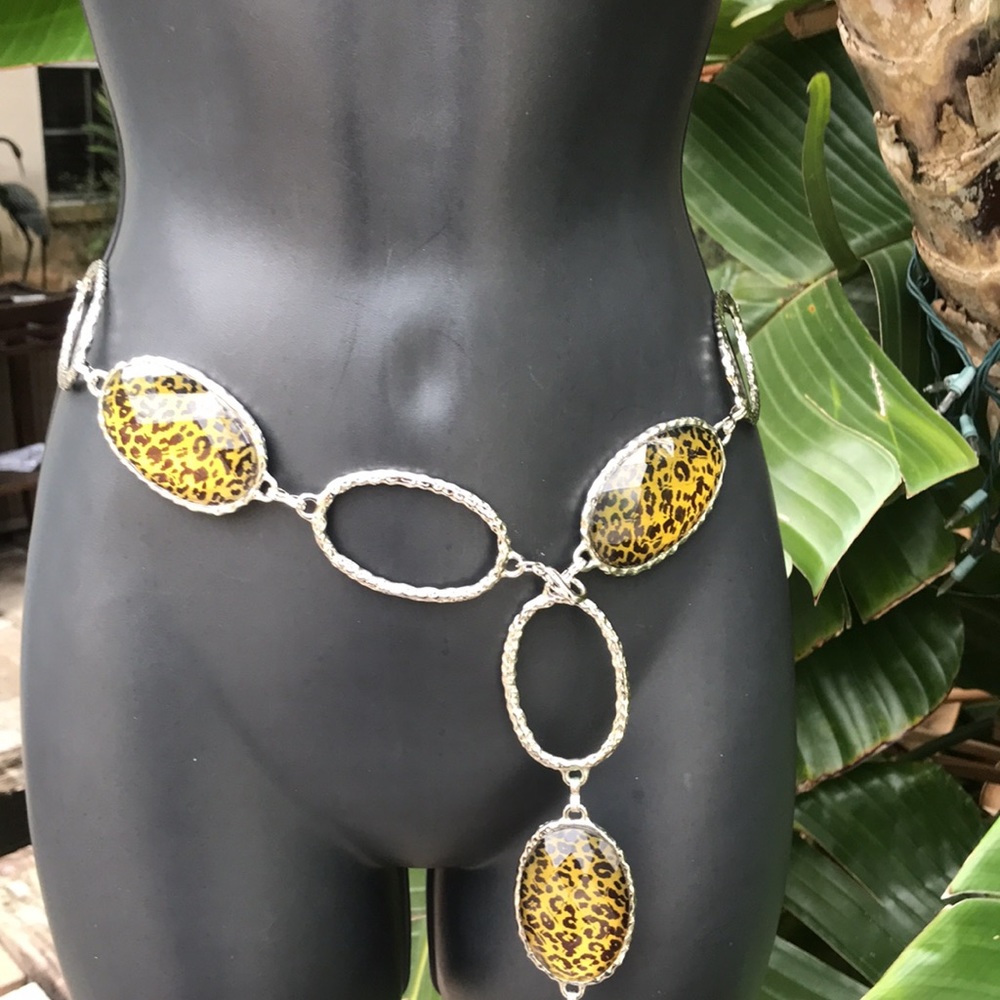 Chain belt with the leopard Jewel inset